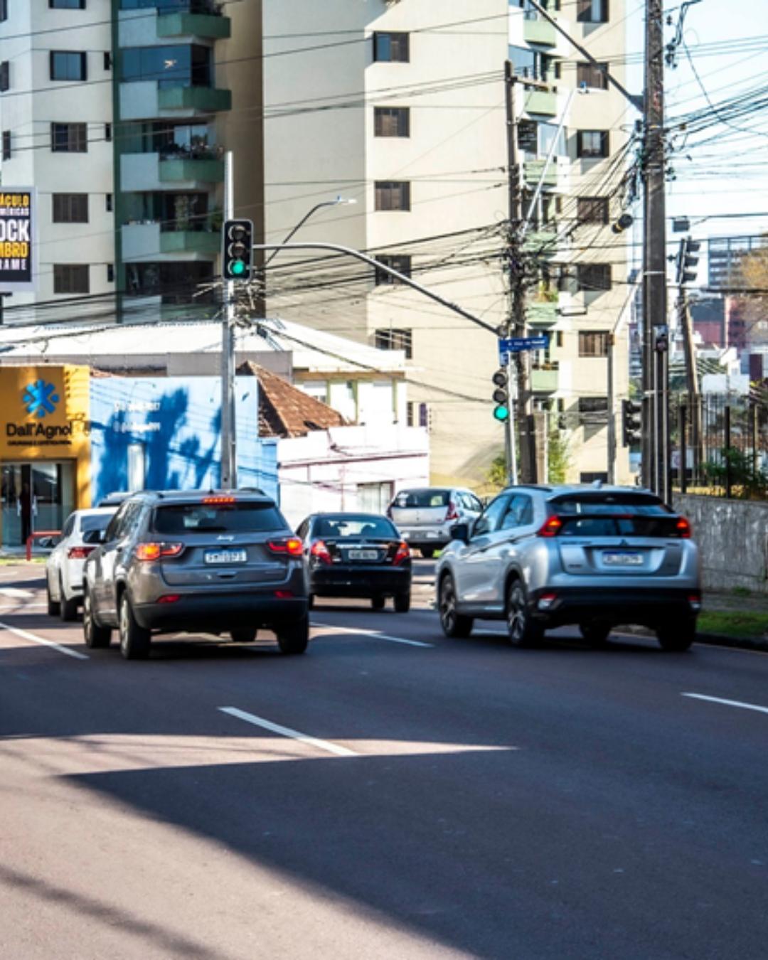 Novo radar vai fiscalizar velocidade, avanço de sinal e faixa de pedestres na rua Padre Agostinho, em Curitiba