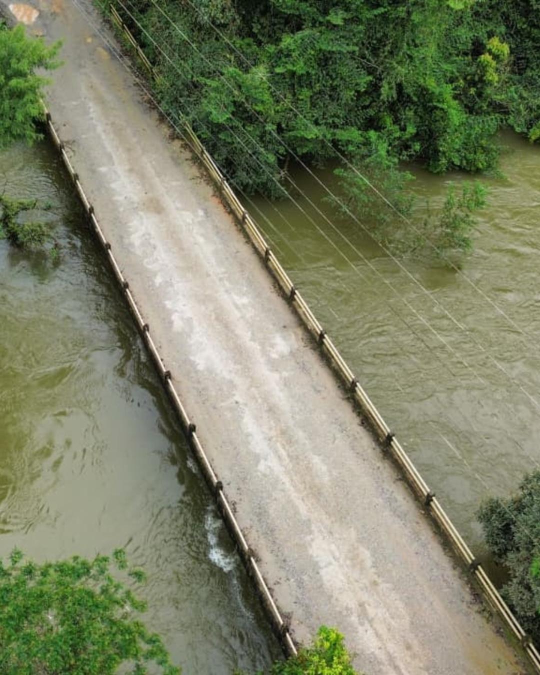 Ponte em Campina Grande do Sul é interditada com o aumento das vazões no rio Capivari