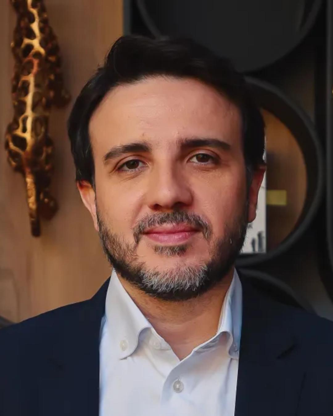 Renan Santos contesta reajuste do Bolsa Família no TSE, alegando finalidade eleitoral