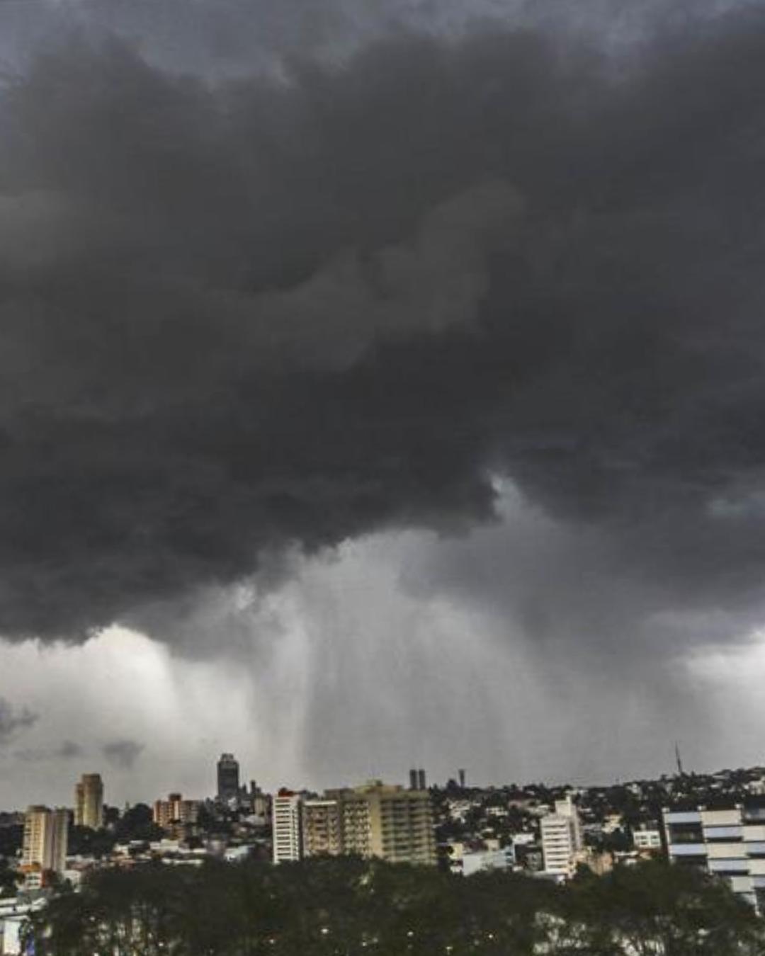 Semana começa com chuva e possibilidade de tempestades em diversas regiões do Paraná