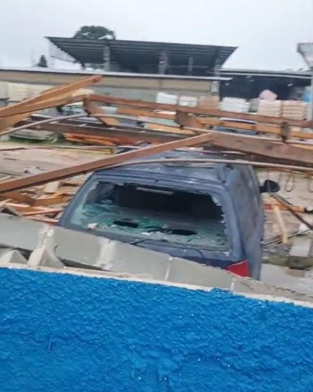 Temporal causa estragos em Almirante Tamandaré com quedas de árvores e destelhamentos