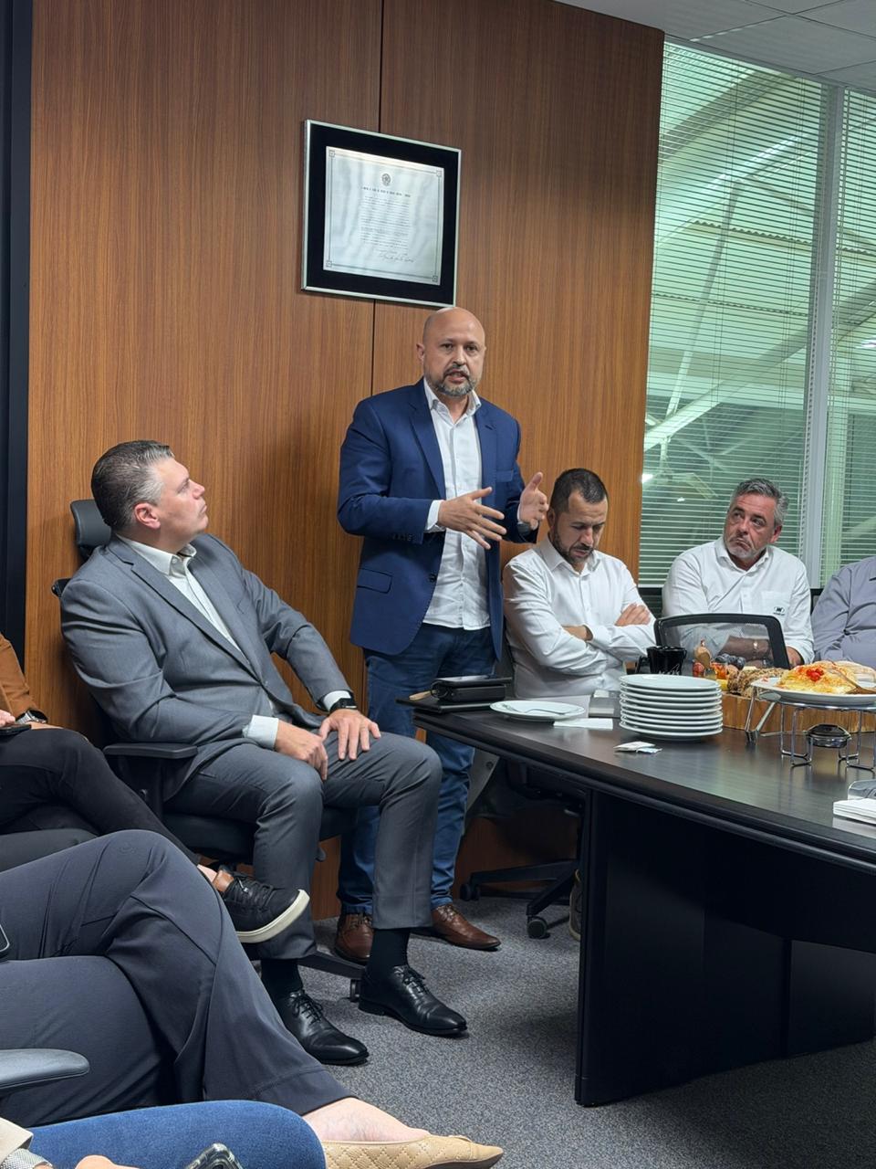 Edson Vasconcelos, candidato a vice-governador na chapa de Sérgio Moro, fala aos industriais durante reunião no SINDIMETAL-PR