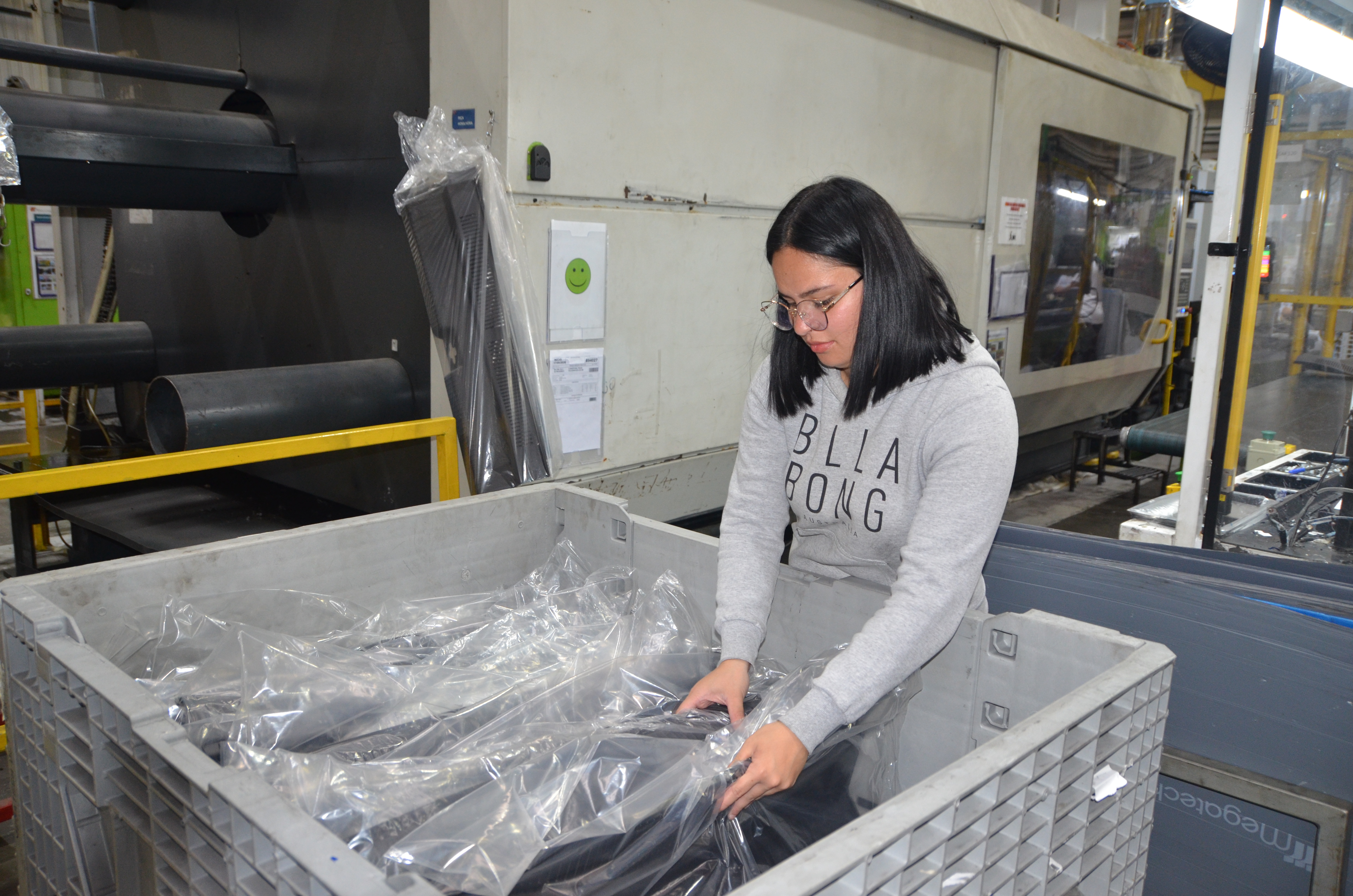 Profissional durante atividade na linha de produção: formação interna e desenvolvimento de mão de obra estão entre as estratégias da empresa para acompanhar o crescimento das operações