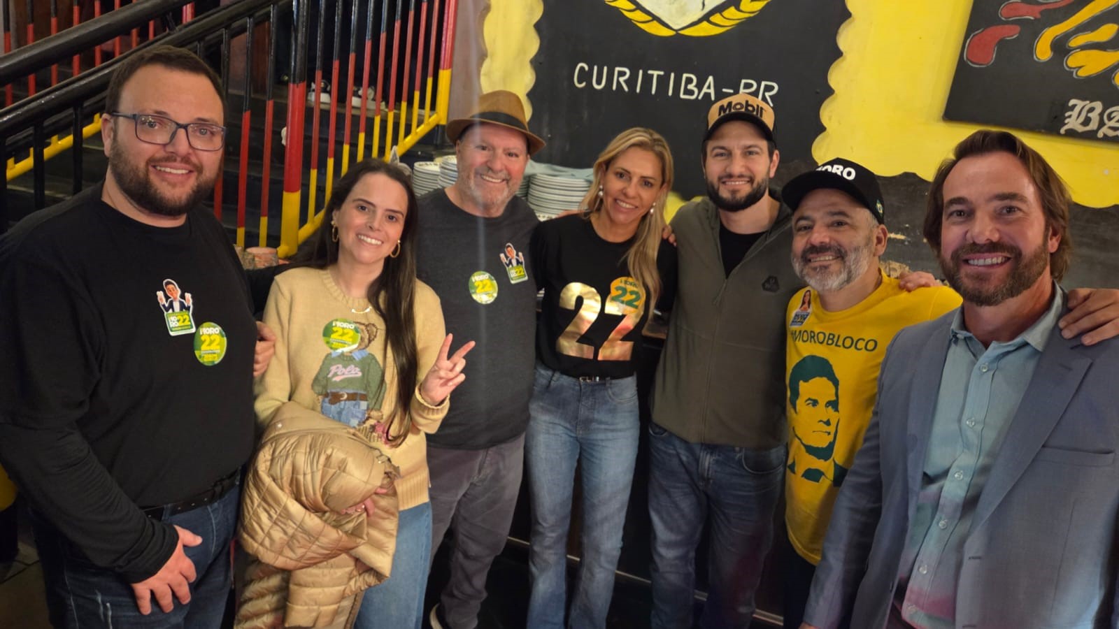 O prefeito Loreno Tolardo e o presidente da Câmara de Quatro Barras, Fernando Cunha, entre apoiadores