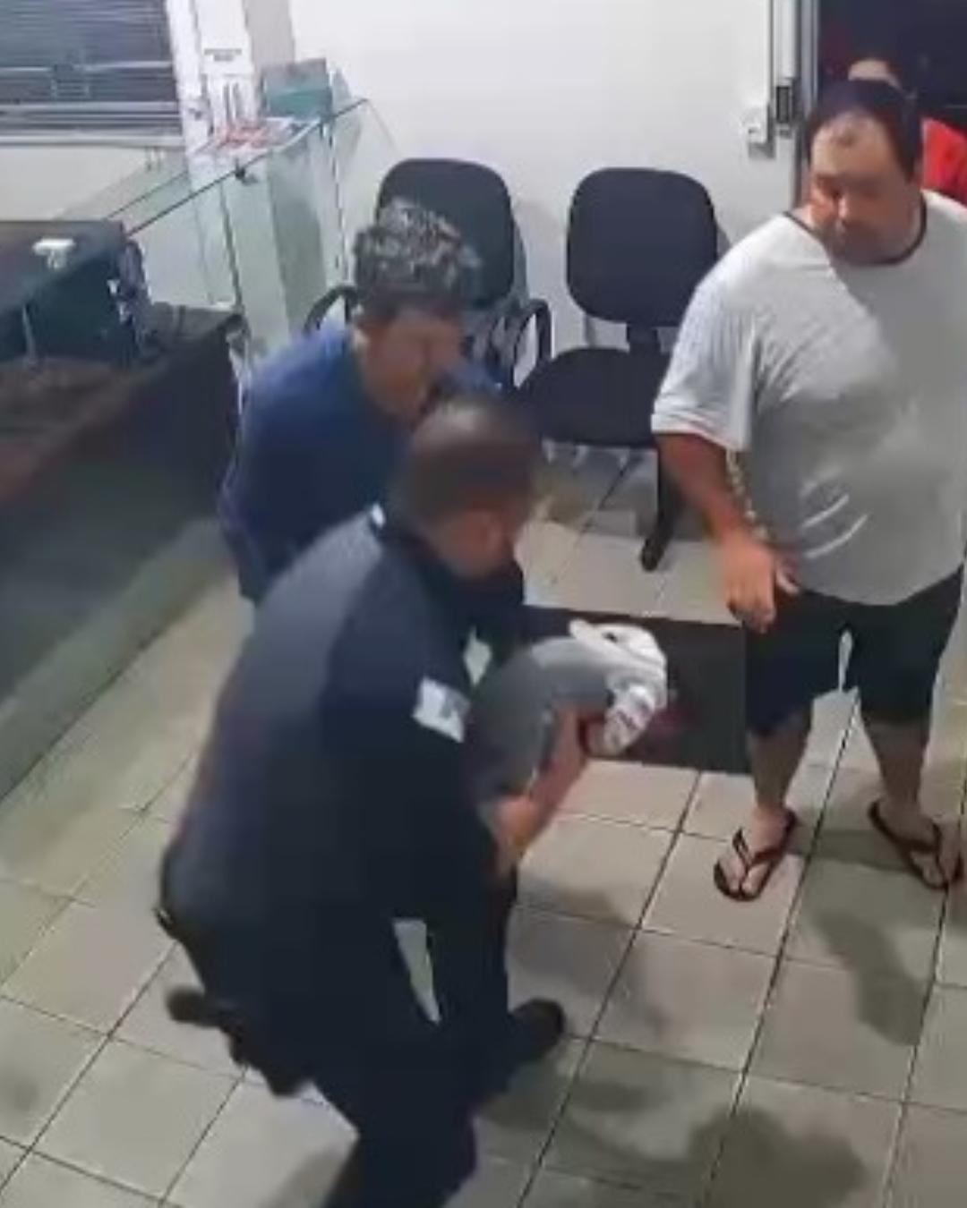 Ação rápida de agente da GCM salva bebê após engasgo