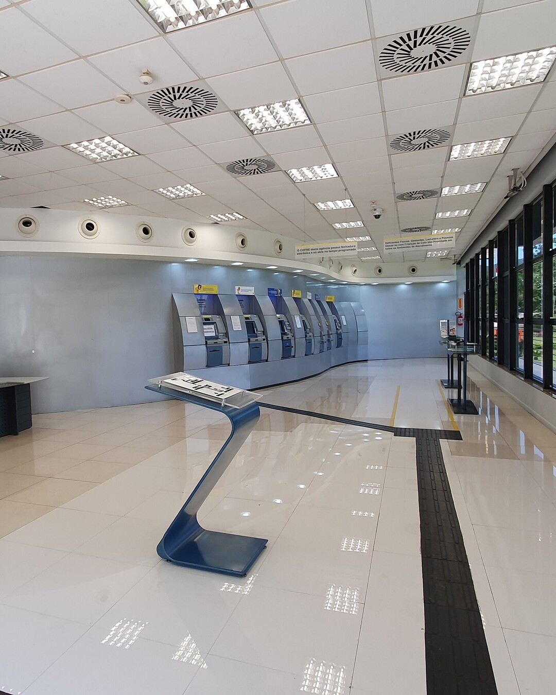 Bancos fecham na segunda (2), Finados: veja como pagar contas e usar Pix