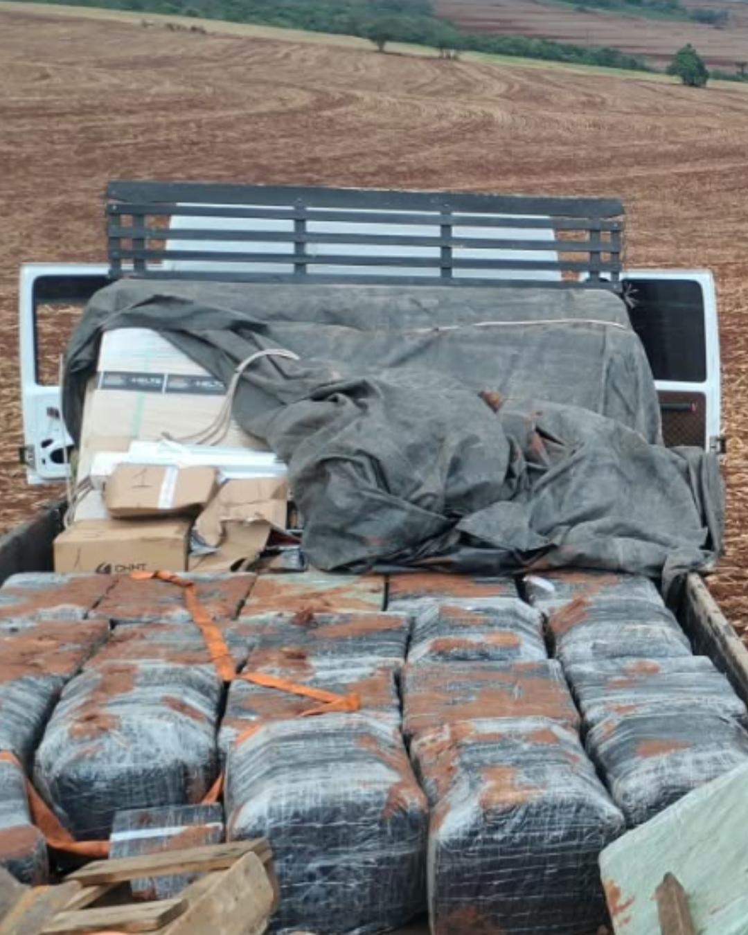 Caminhão bitrem com quase uma tonelada de maconha é apreendido na BR-116, em Campina Grande do Sul