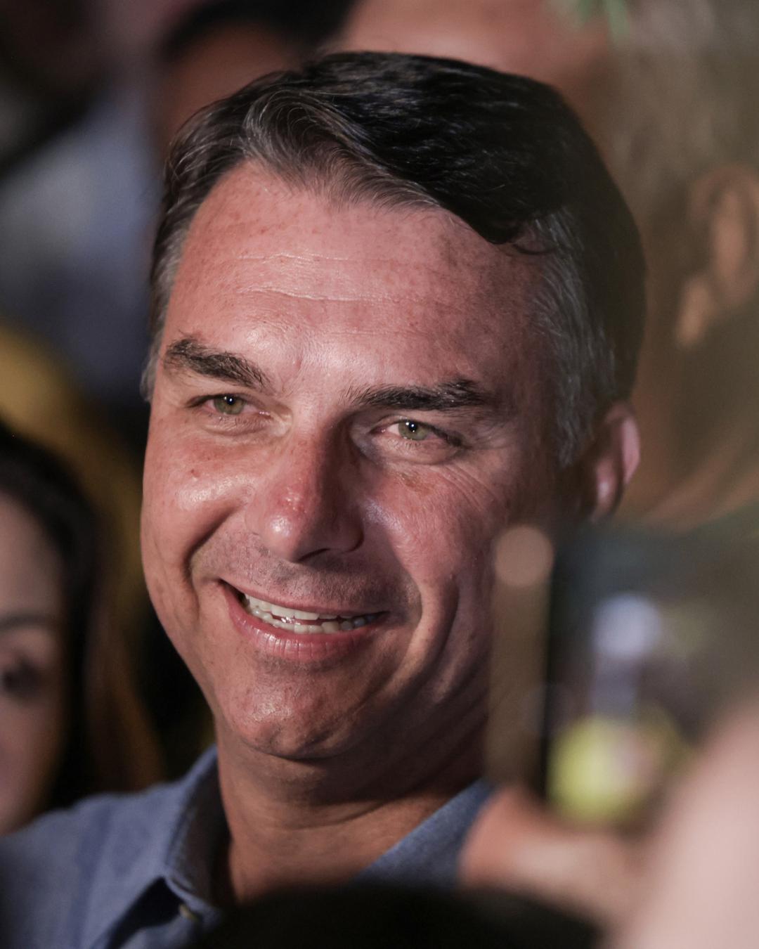 Flávio Bolsonaro alcança quase 60% dos votos válidos no Paraná
