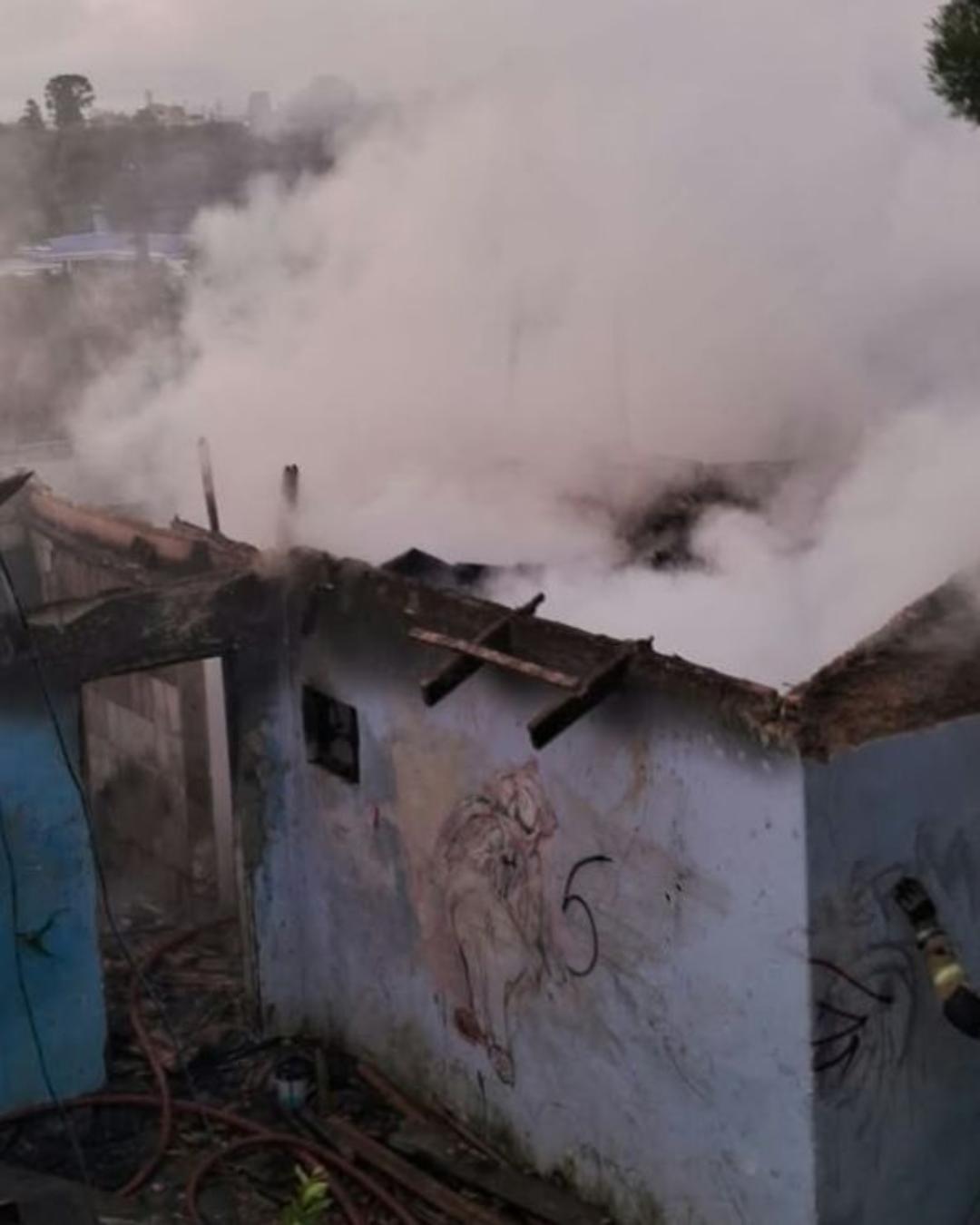 Incêndio destrói residência em Almirante Tamandaré e deixa morador ferido