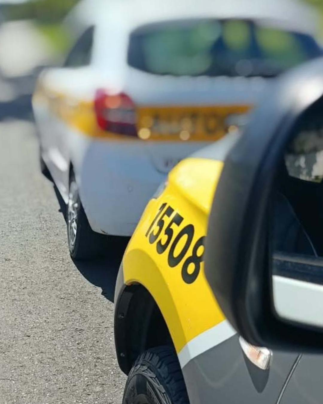 Instrutora de autoescola é flagrada dirigindo com CNH cassada em Curitiba