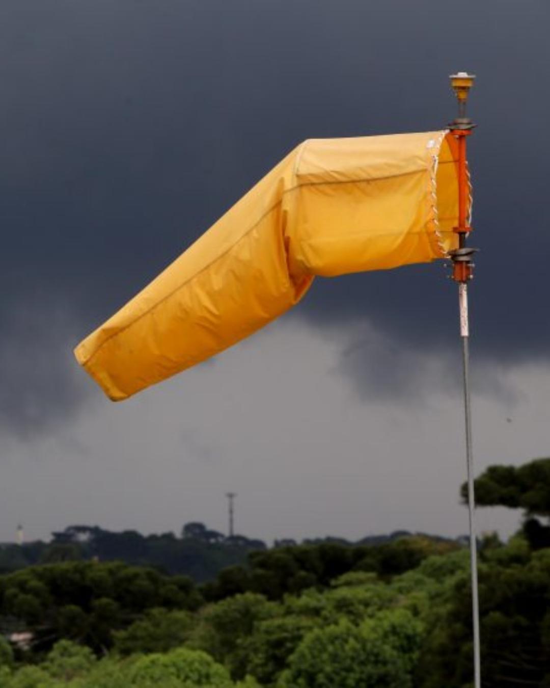 Massa de ar frio e seco reduz chuvas, mas mantém alerta de tempestades no Paraná