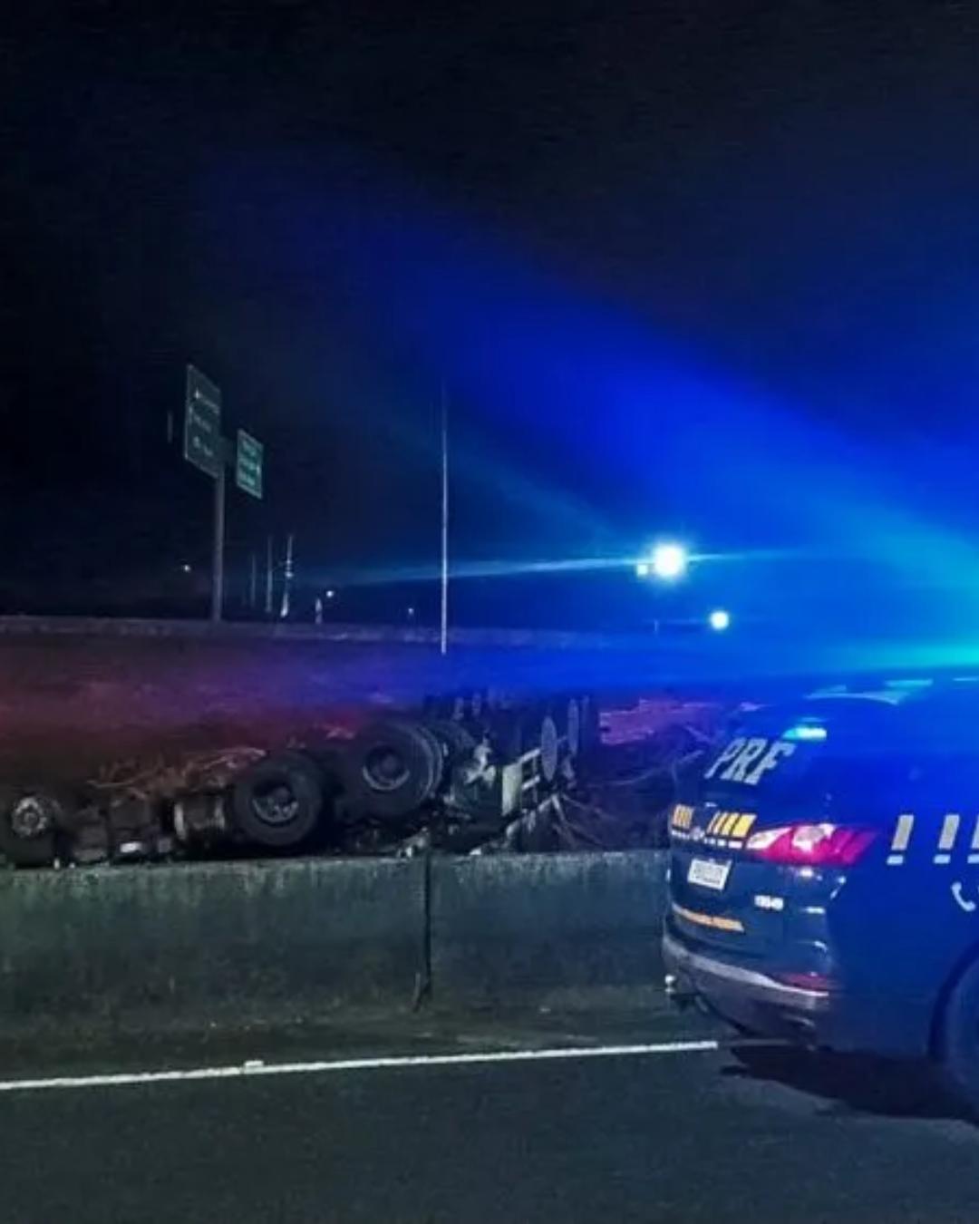 Motorista morre após caminhão tombar na BR-116 entre Quatro Barras e Campina Grande do Sul