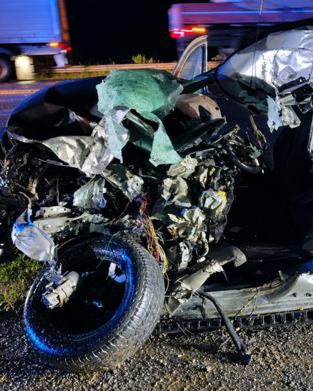 Motorista morre após colisão entre carro e caminhão na BR-476, na Lapa