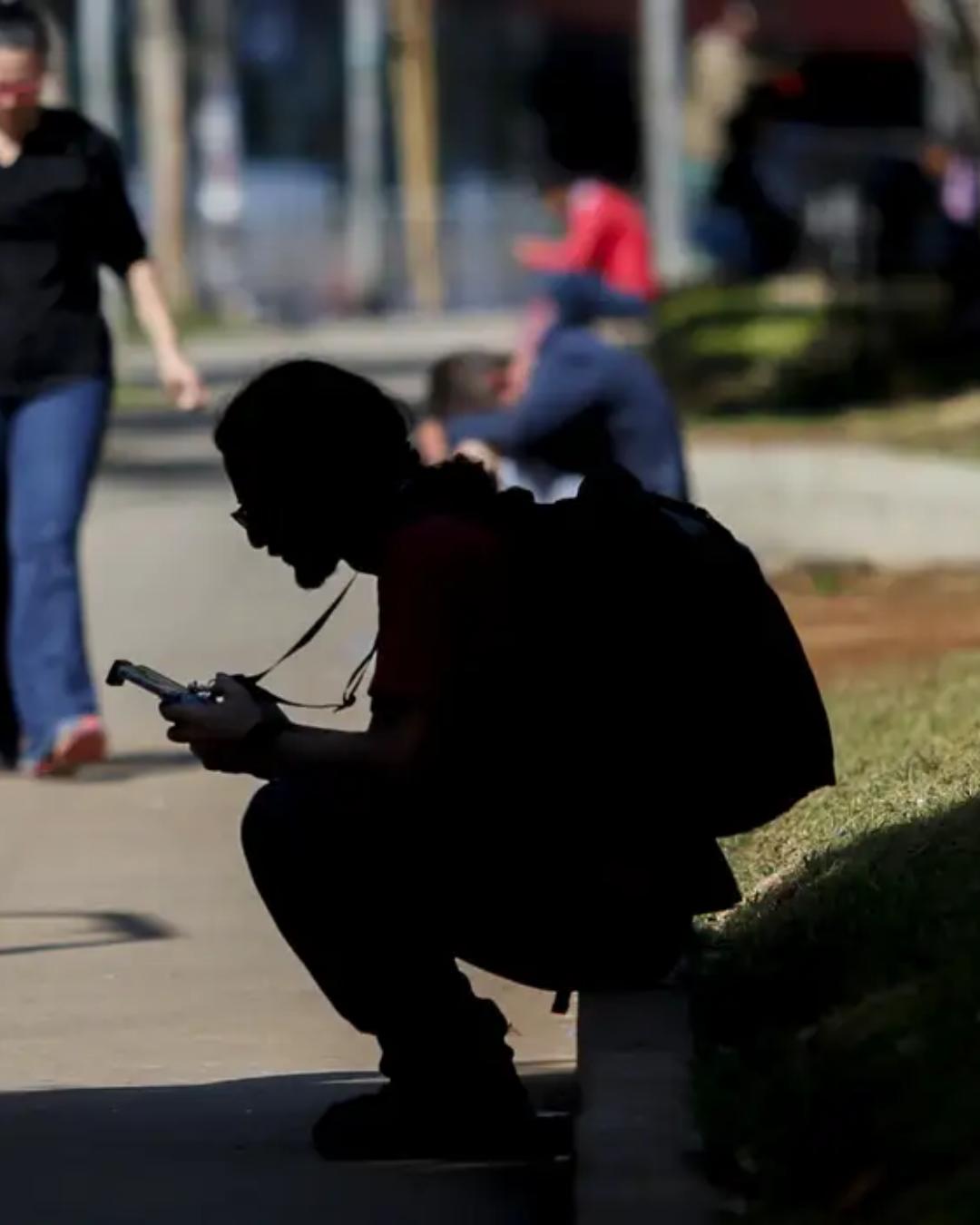 Número de jovens que não estudam nem trabalham cai no Brasil, aponta OCDE