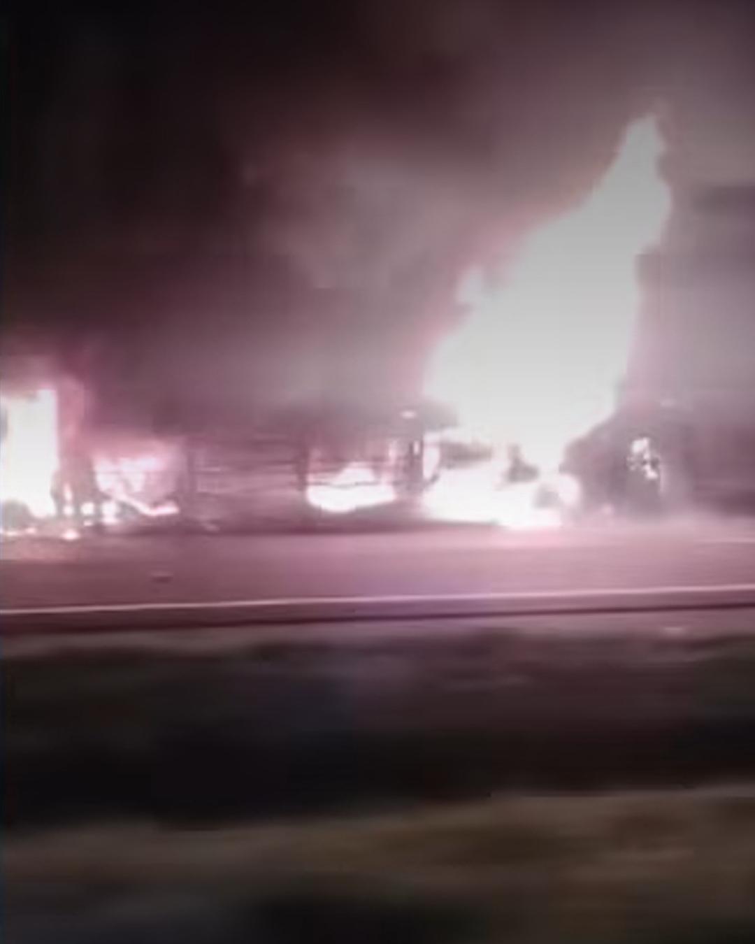 Ônibus com 18 passageiros pega fogo na BR-116, em Campina Grande do Sul; ninguém se fere