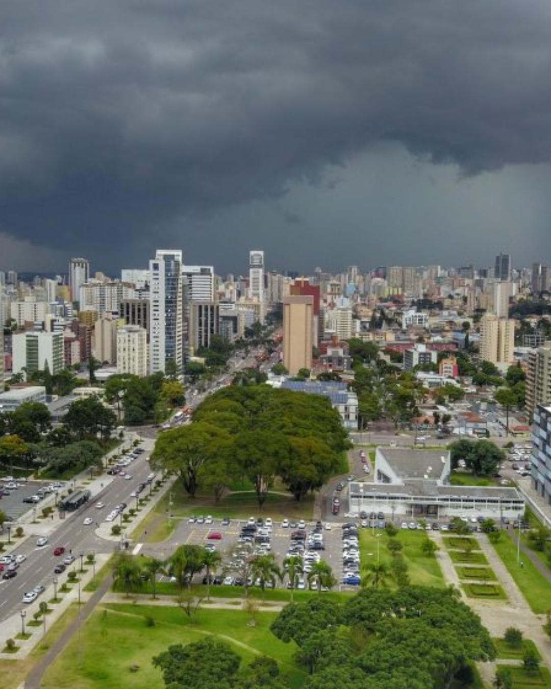 Tempo instável persiste no Paraná com pancadas de chuva e temperaturas amenas